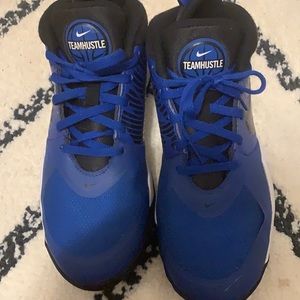Boys team hustle basketball shoes